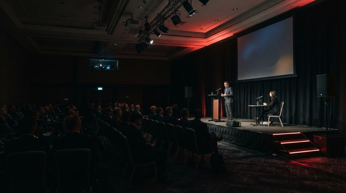 Salón de eventos: la pantalla aparece cuando se la necesita y desaparece cuando no.
