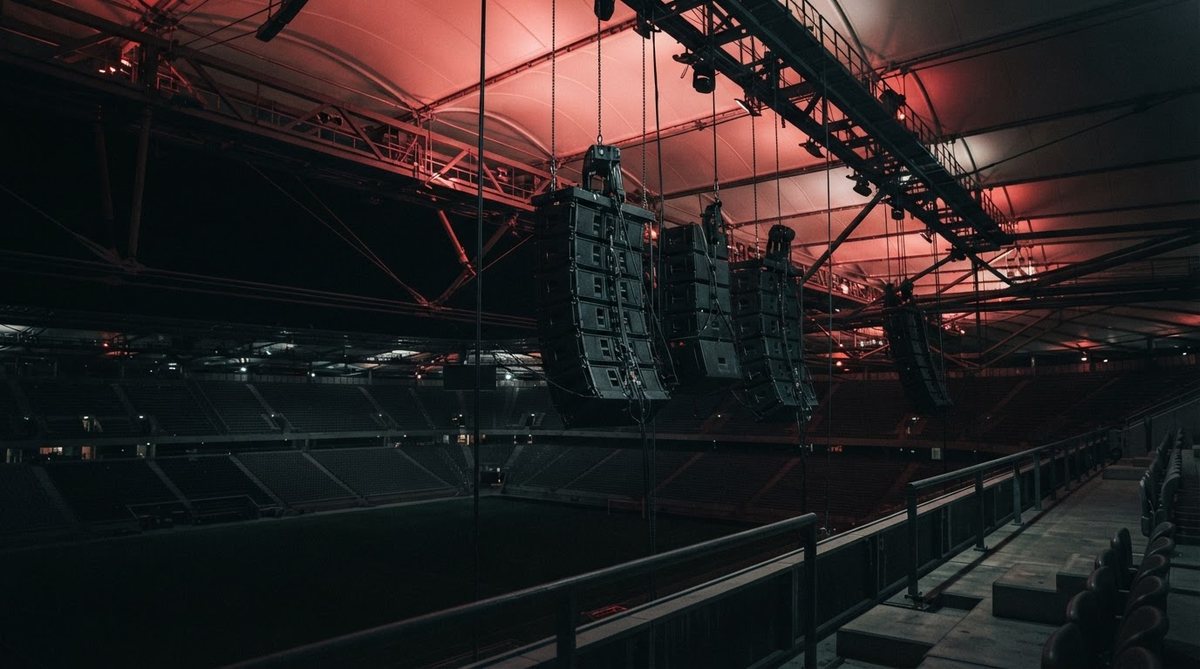 En un estadio el sonido se dirige: cada agrupación de parlantes apunta a su sector para no sumar reflexiones.